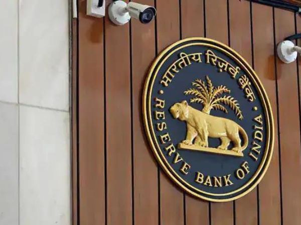 RBI Fine On Banks:RBI Bank ने Axis Bank और Manappuram Finance पर लगाया बड़ा ज़ुर्माना ,अब बढ़े लोन वाले आ सकते प्रॉब्लम में ,